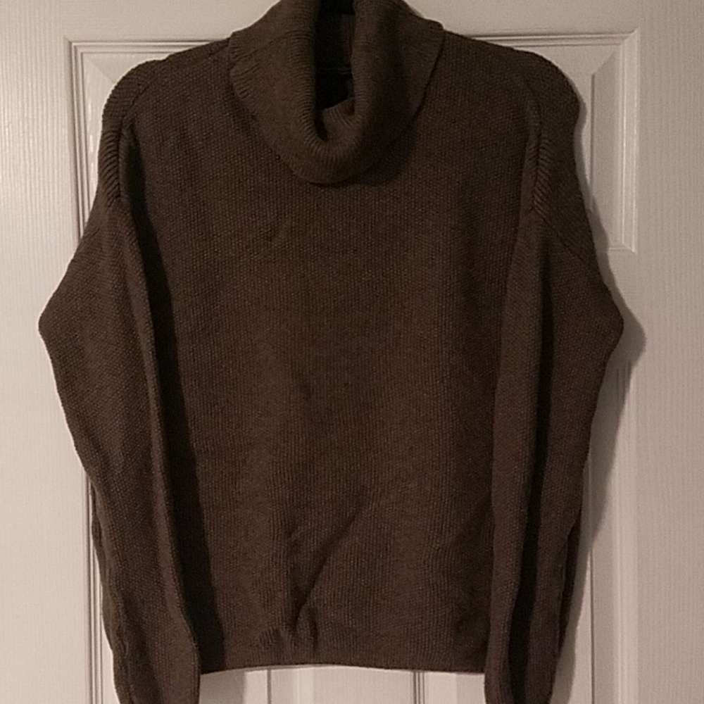 SALE🌟 3 for $12  BCBG turtleneck